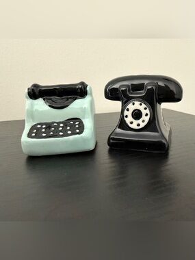 Cracker Barrel Retro Telephone Mini Salt & Pepper Shakers